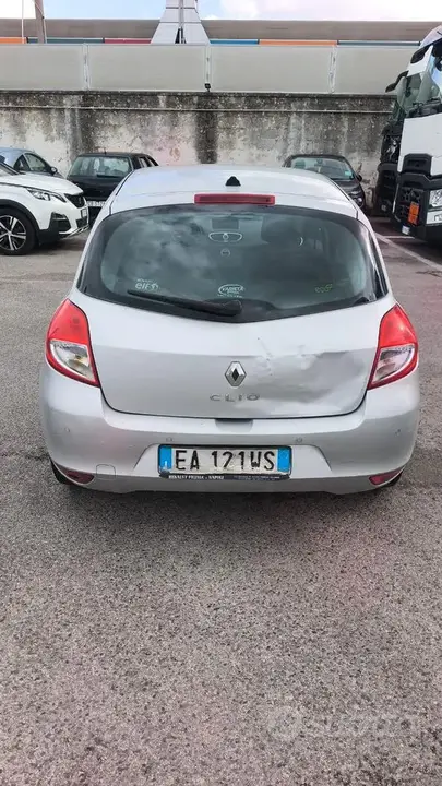 Renault Clio 2010 photo 2