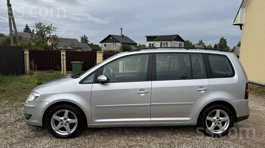 Volkswagen Touran 2010 photo 2
