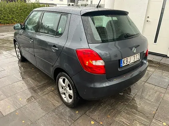 Skoda Fabia 2010 photo 2