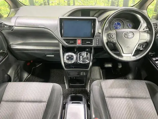 Toyota Voxy 2018 photo 2