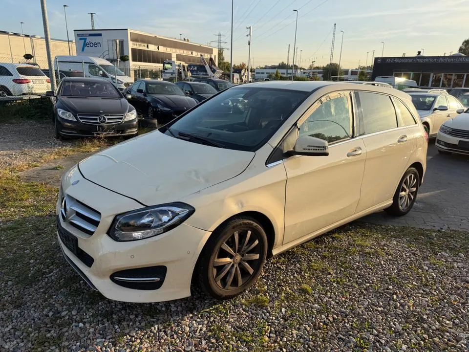 Mercedes-Benz B 180