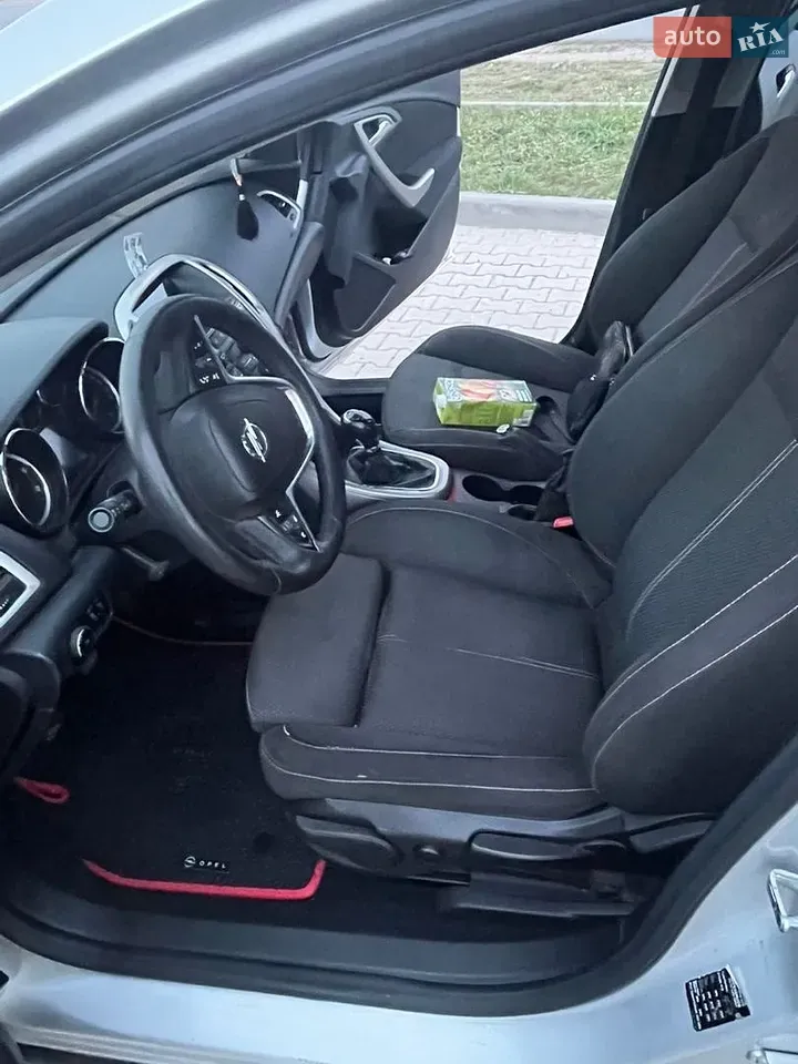 Opel Astra 2011 photo 4