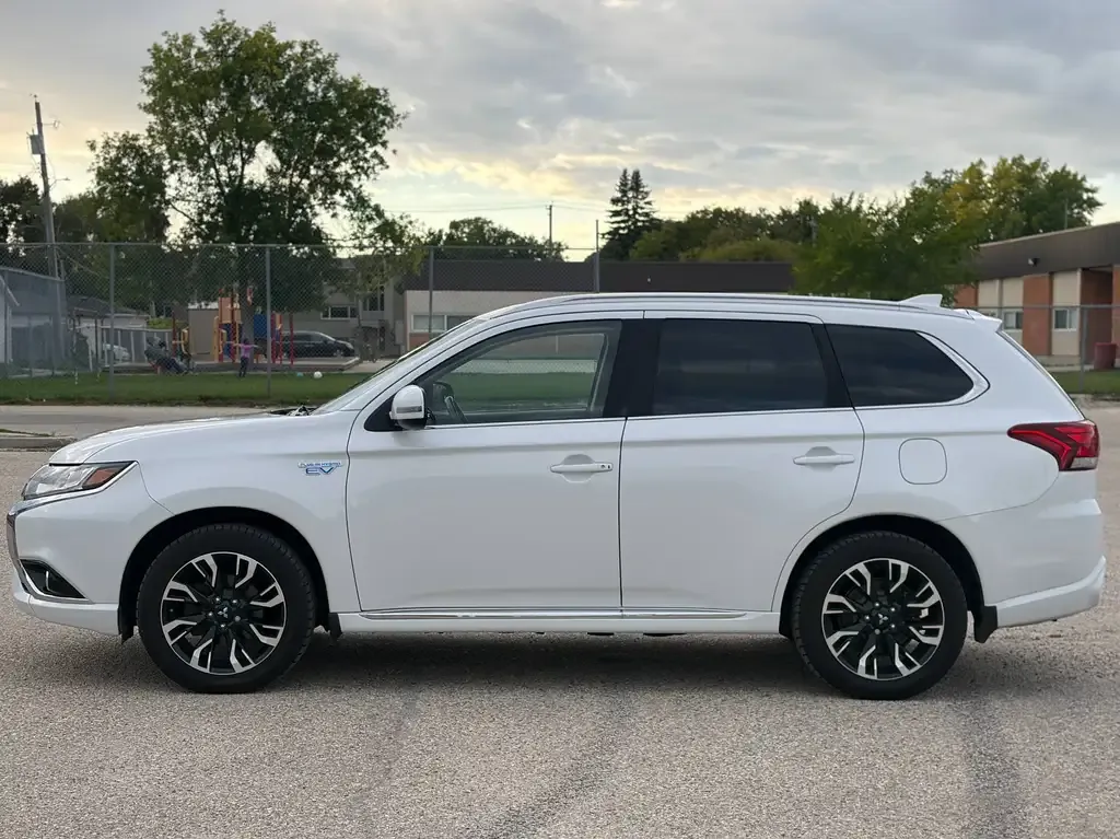 Mitsubishi Outlander 2018 photo 2