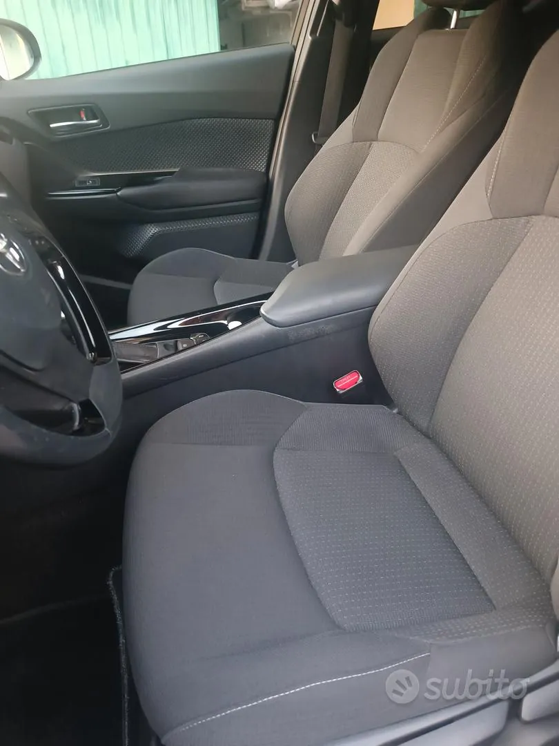 Toyota C-Hr 2018 photo 2
