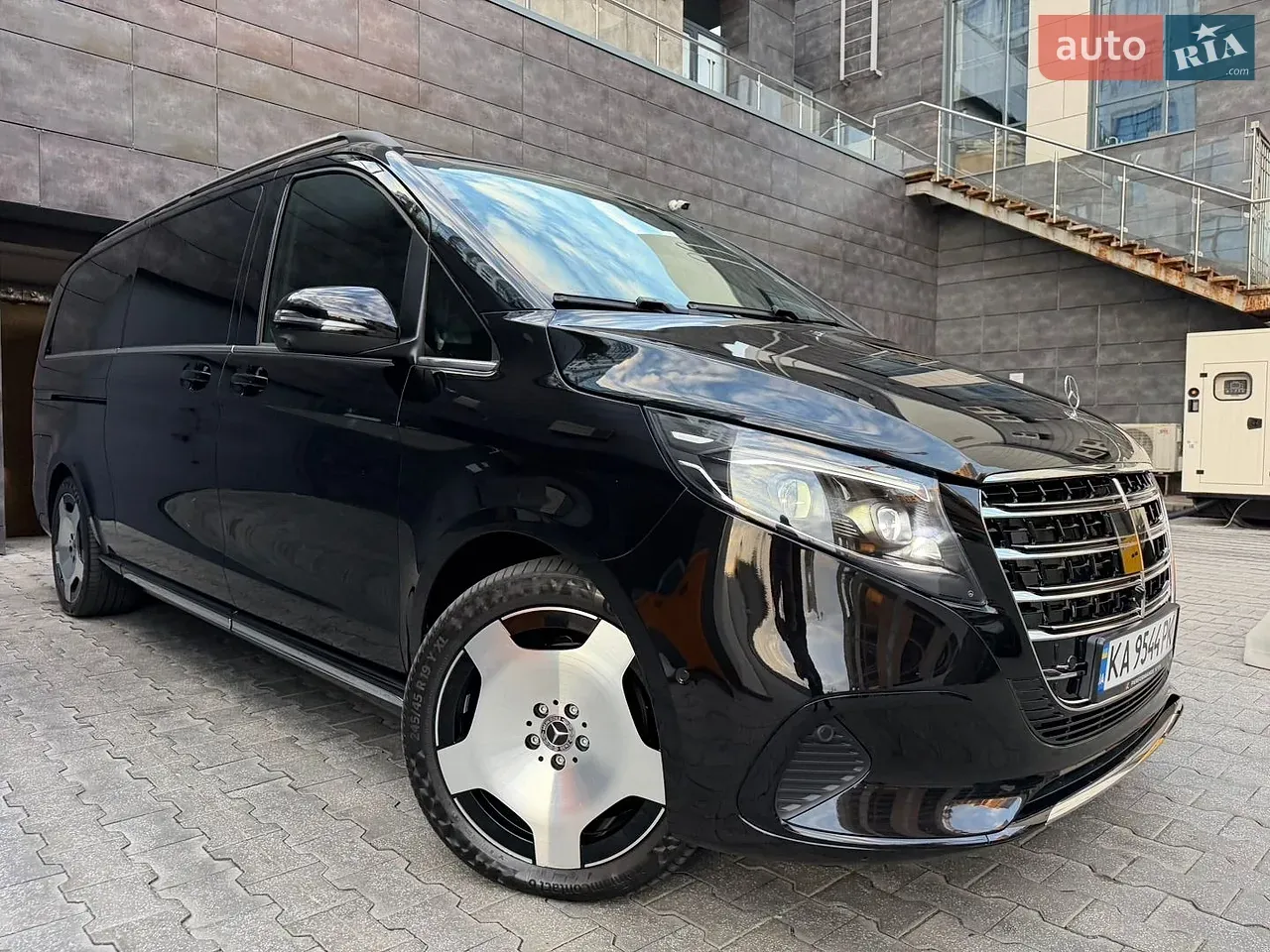 Mercedes-Benz V-Class 2025 photo 2