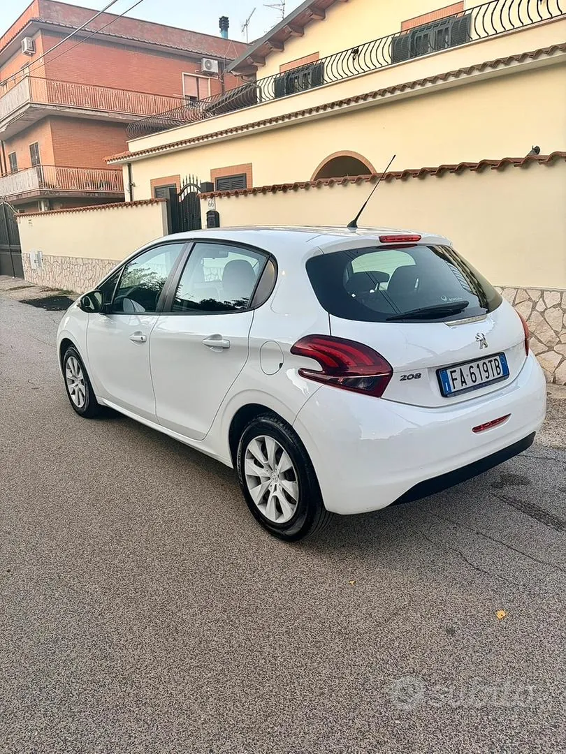 Peugeot 208 2015 photo 3