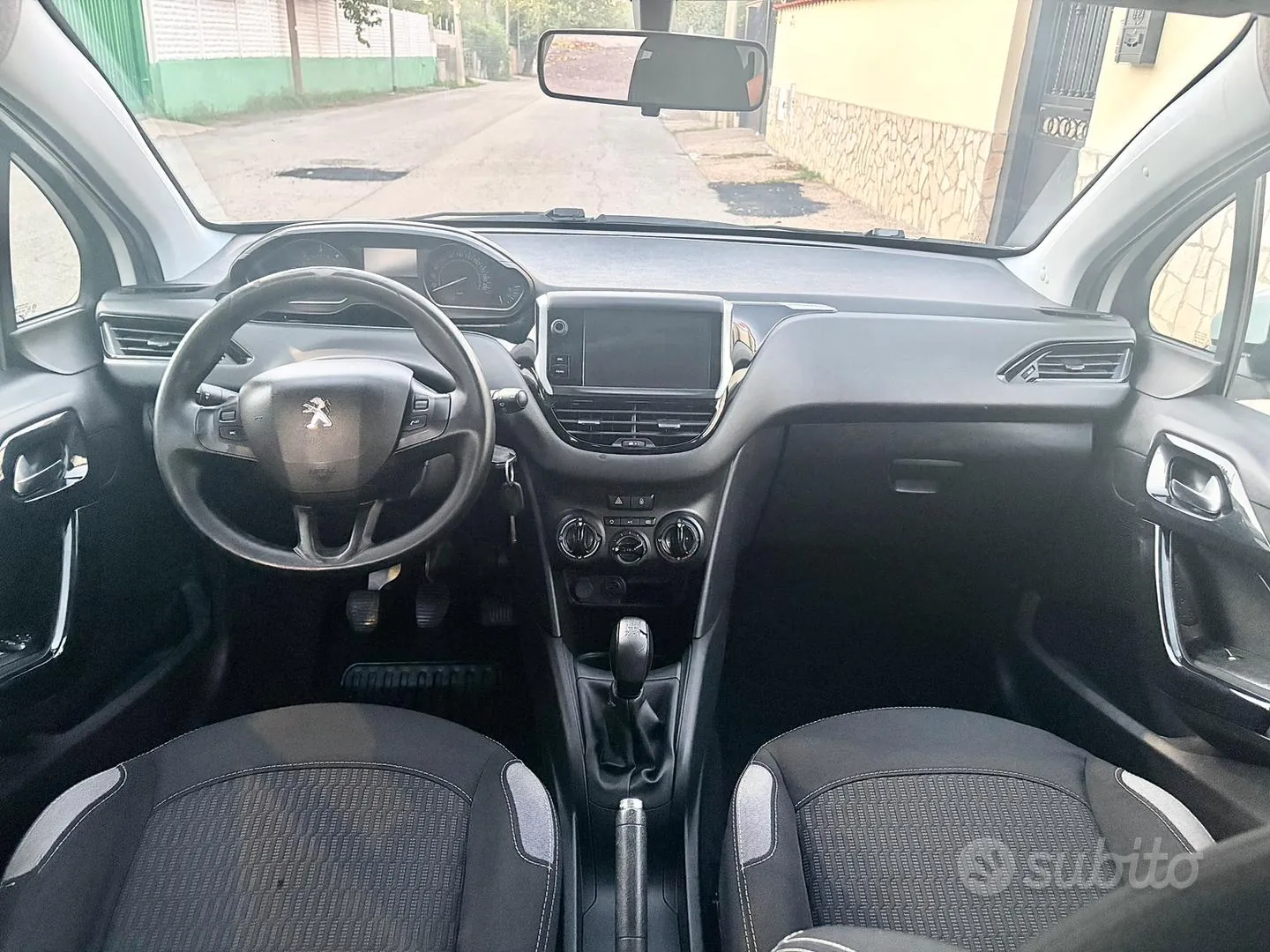Peugeot 208 2015 photo 5