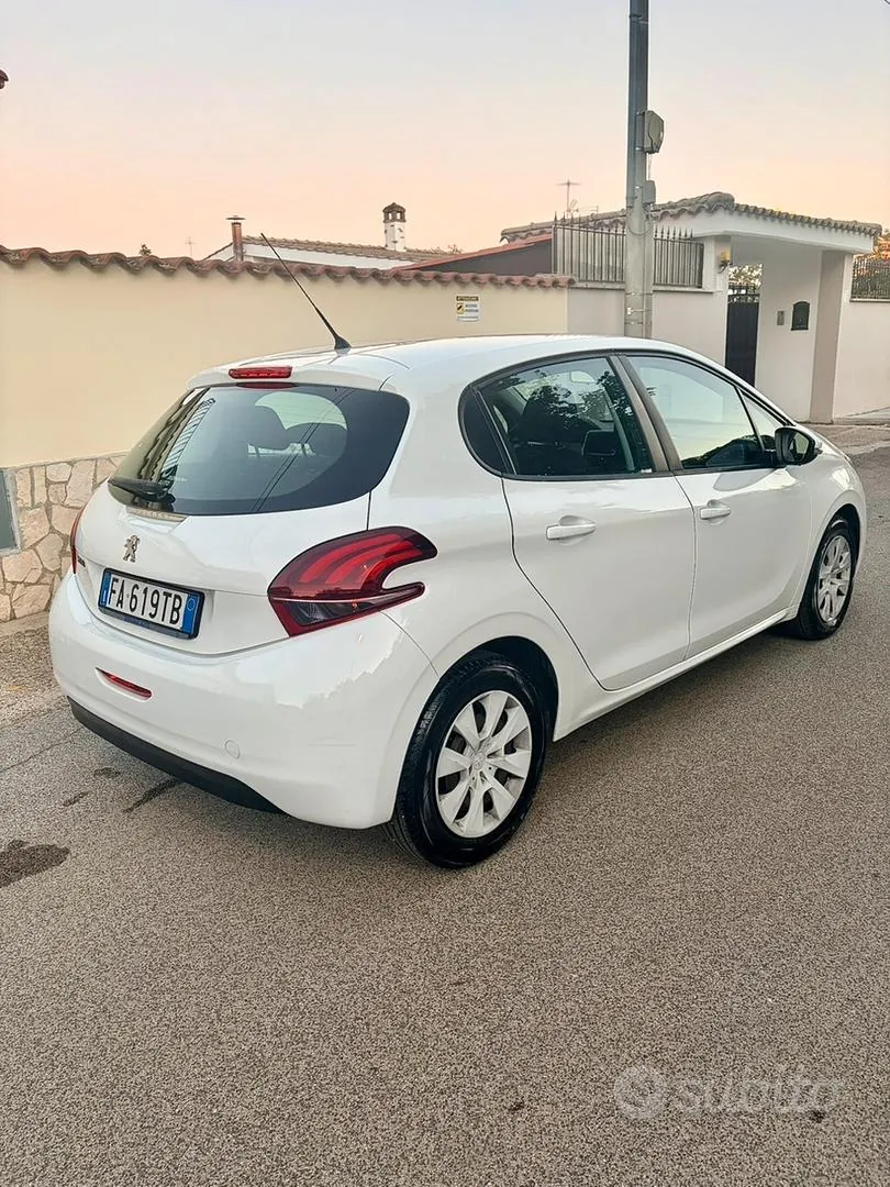 Peugeot 208 2015 photo 4