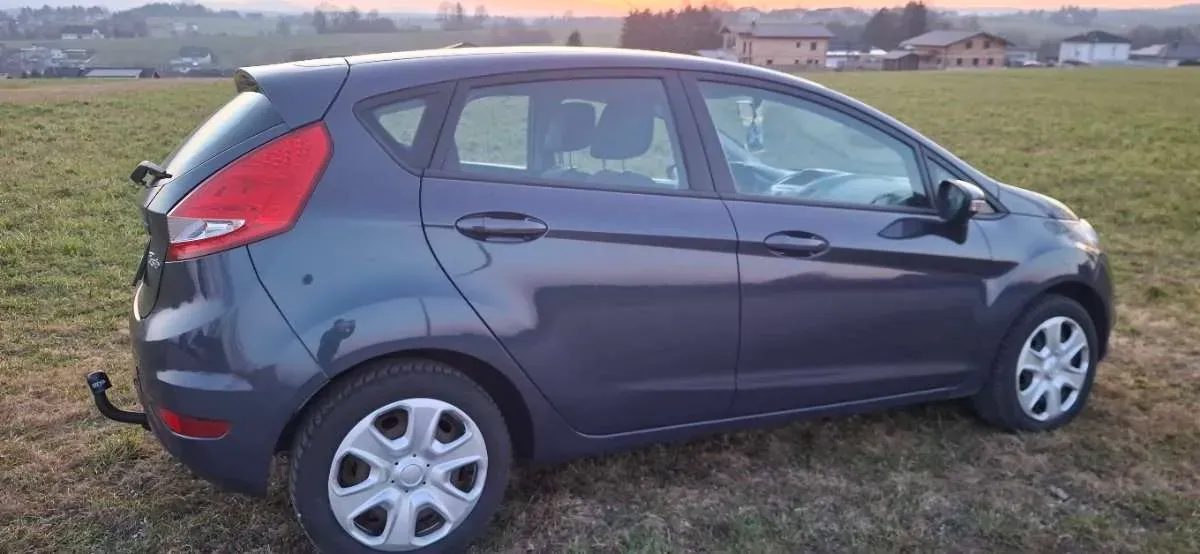 Ford Fiesta 2011 photo 2