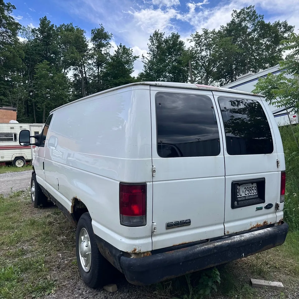 Ford E-250 2011 photo 3