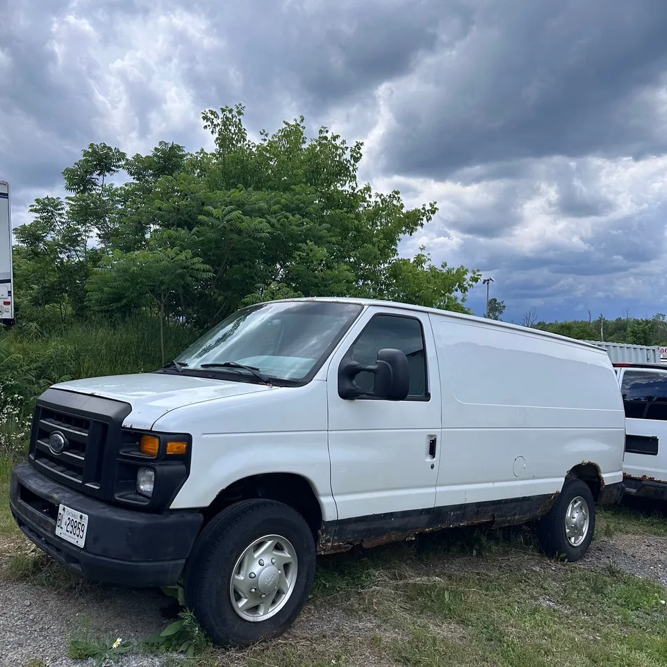 Ford E-250 2011 photo 2