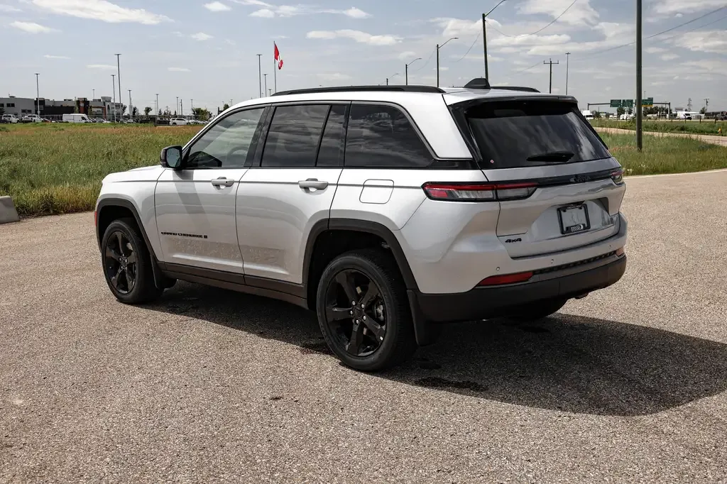 Jeep Grand Cherokee 2026 photo 2