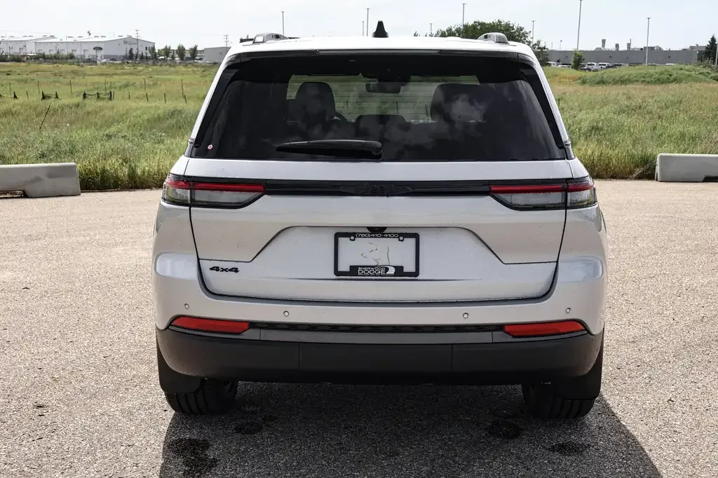 Jeep Grand Cherokee 2026 photo 3