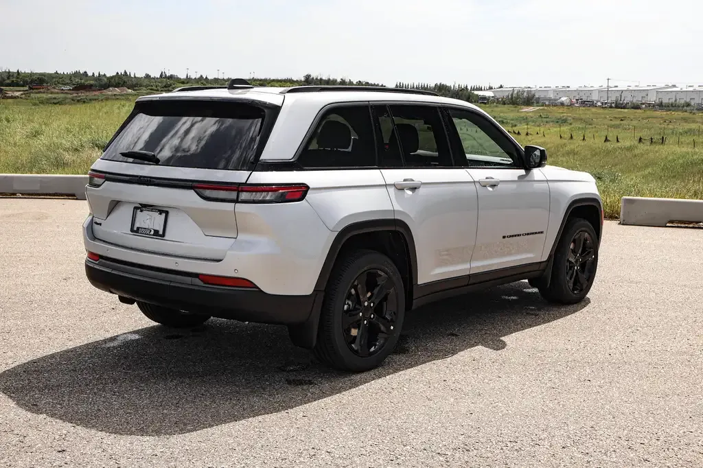 Jeep Grand Cherokee 2026 photo 4