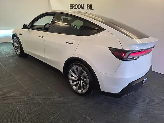 Tesla Model Y 2025 photo 5