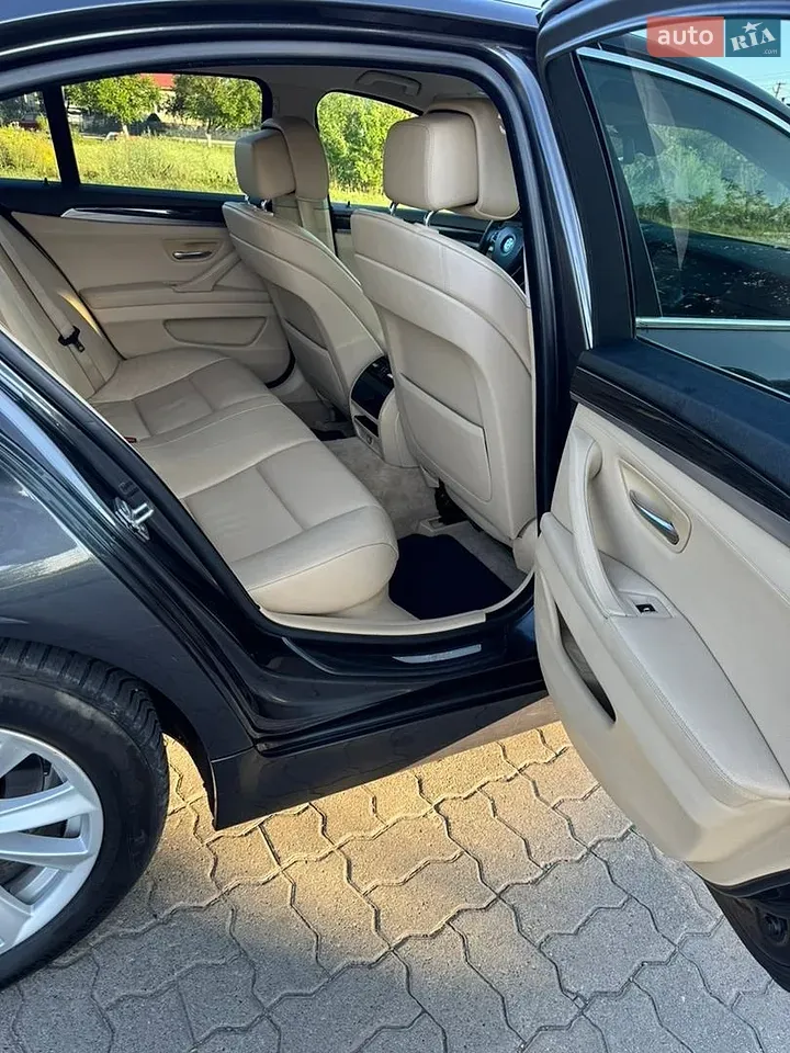BMW 5 Series 2010 photo 2