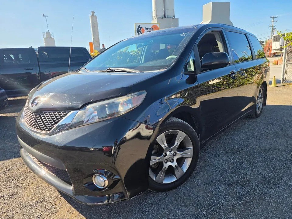Toyota Sienna 2011 photo 2
