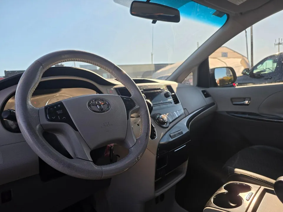 Toyota Sienna 2011 photo 3