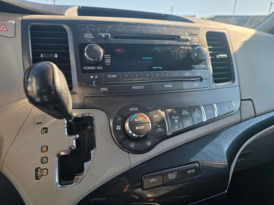 Toyota Sienna 2011 photo 4