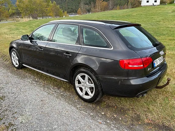 Audi A4 2010 photo 2