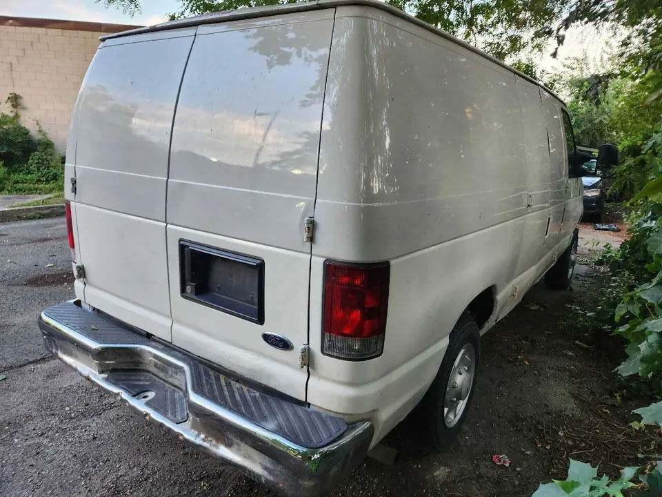 Ford E-150 2012 photo 5