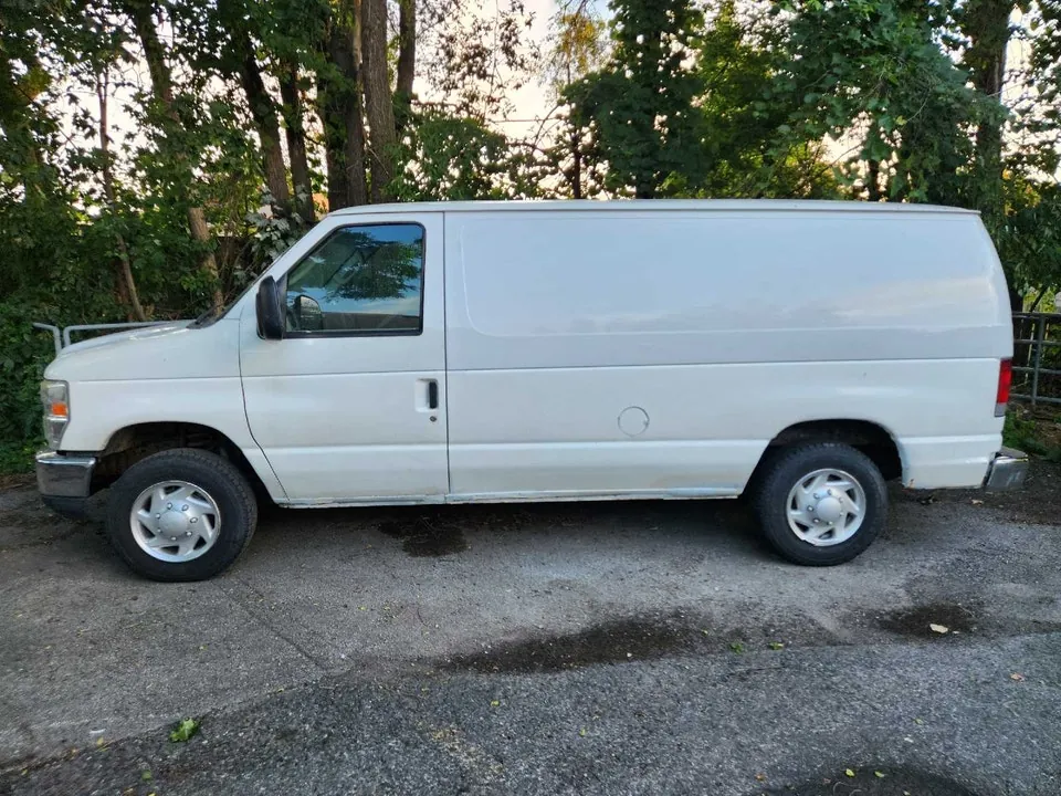 Ford E-150 2012 photo 3