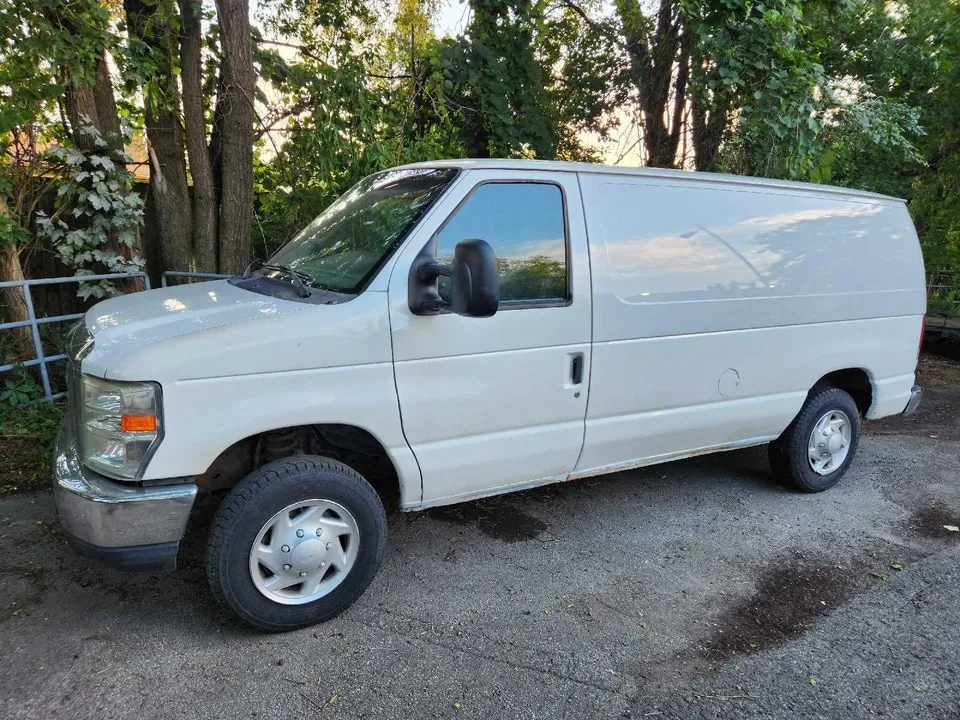 Ford E-150 2012 photo 2
