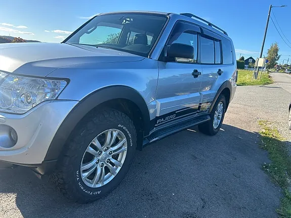 Mitsubishi Pajero 2012 photo 2