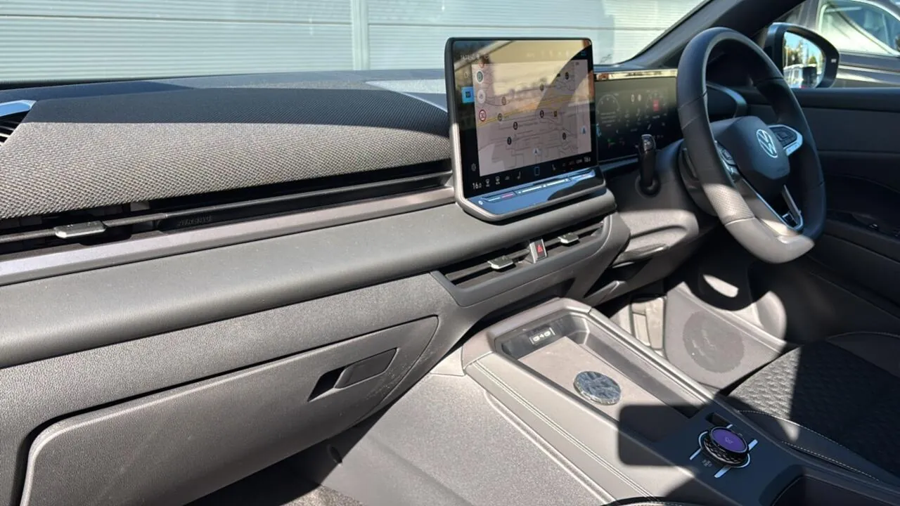 Volkswagen T-Roc photo 2