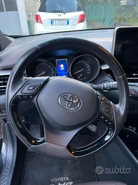 Toyota C-Hr 2017 photo 2