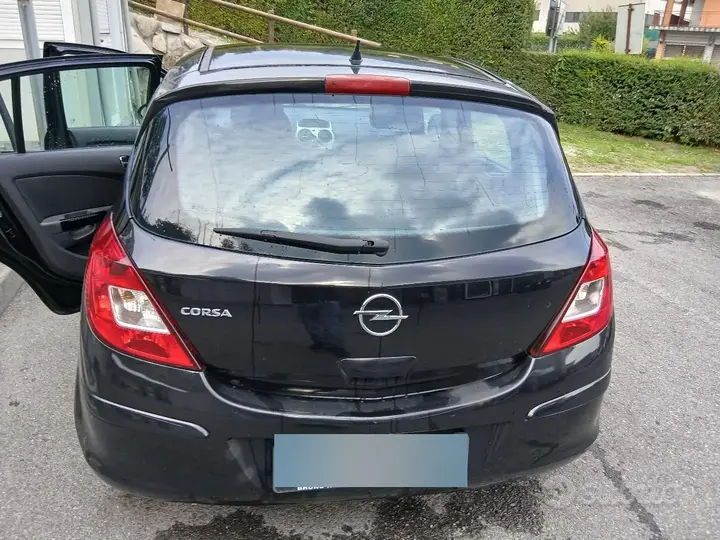 Opel Corsa 2010 photo 2