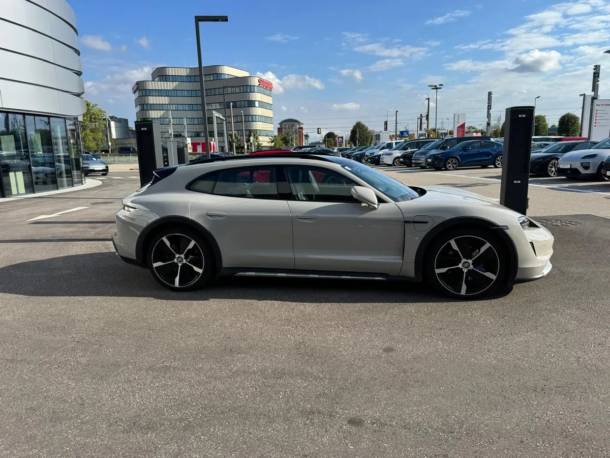 Porsche Taycan 2023 photo 2