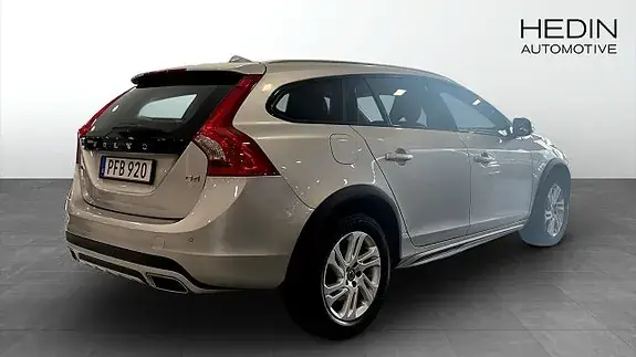 Volvo V60 Cross Country 2017 photo 2