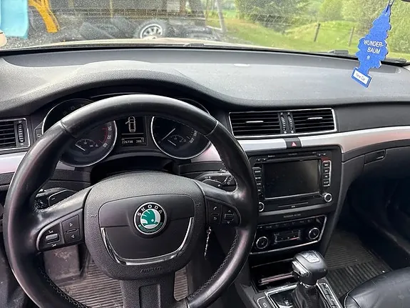 Skoda Superb 2011 photo 5