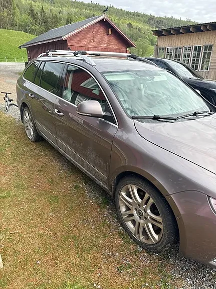 Skoda Superb 2011 photo 3
