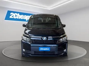 Toyota Voxy 2014 photo 3