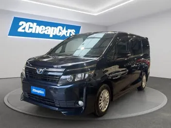 Toyota Voxy 2014 photo 2