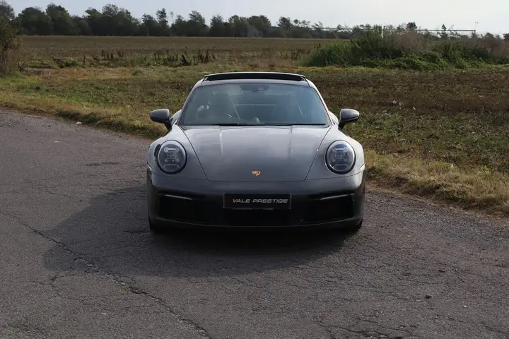 Porsche 911 2023 photo 2