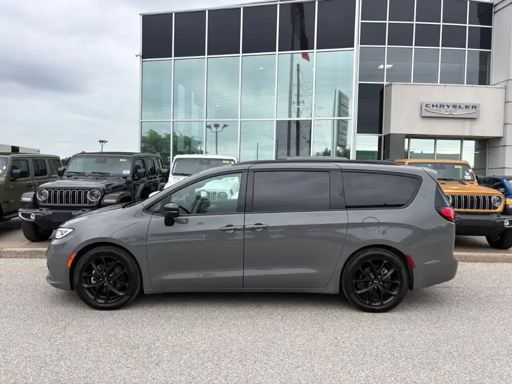 Chrysler Pacifica 2025 photo 2