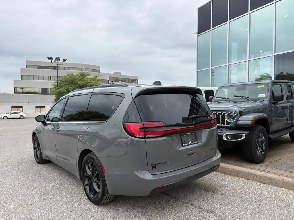 Chrysler Pacifica 2025 photo 3