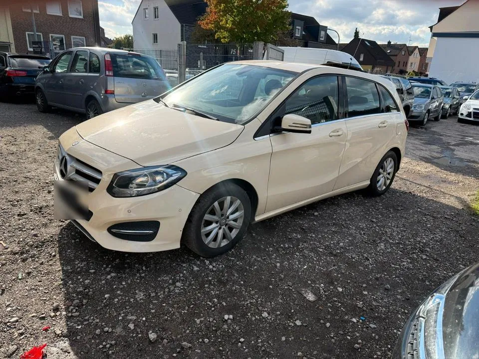 Mercedes-Benz B 180