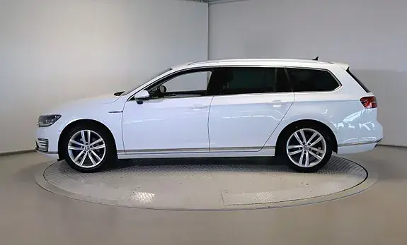 Volkswagen Passat 2017 photo 2