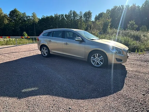 Volvo V60 2011 photo 2