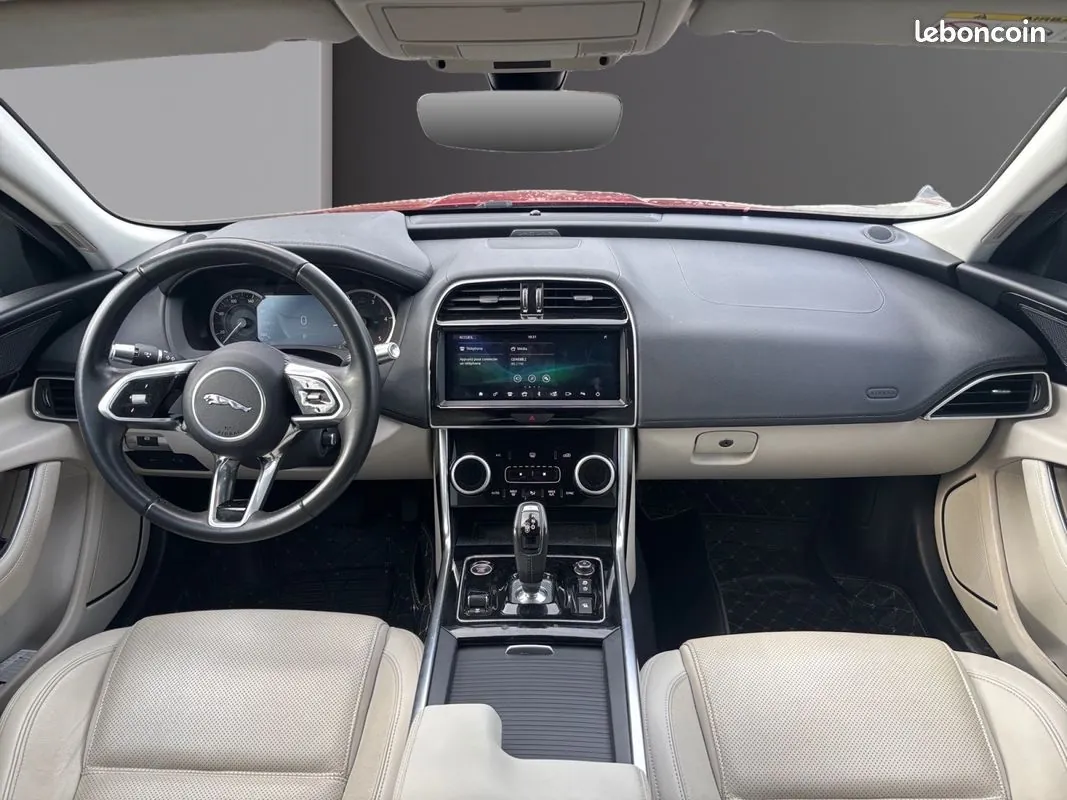 Jaguar Xe 2019 photo 2