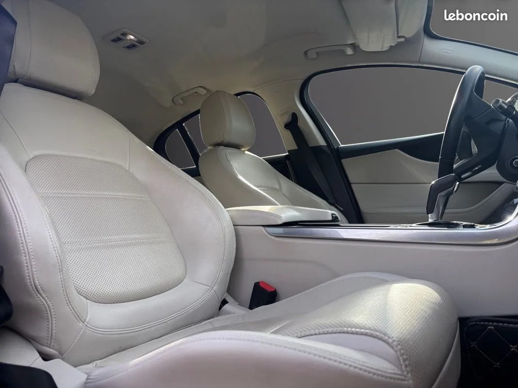 Jaguar Xe 2019 photo 5