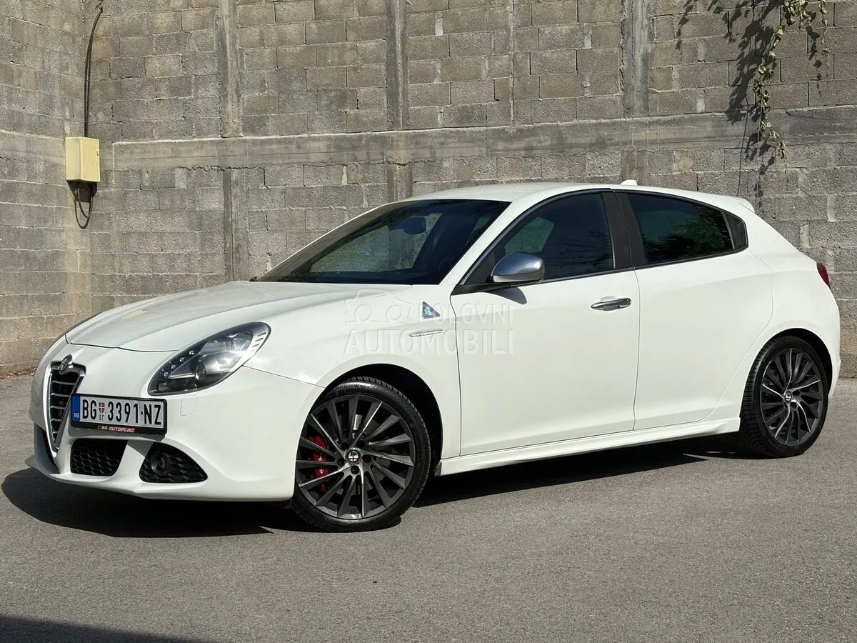 Alfa Romeo Giulietta 2013 photo 2