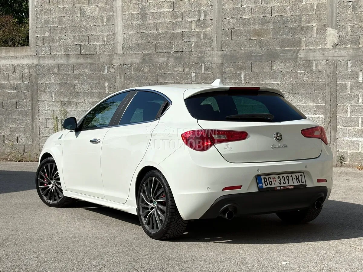 Alfa Romeo Giulietta 2013 photo 4