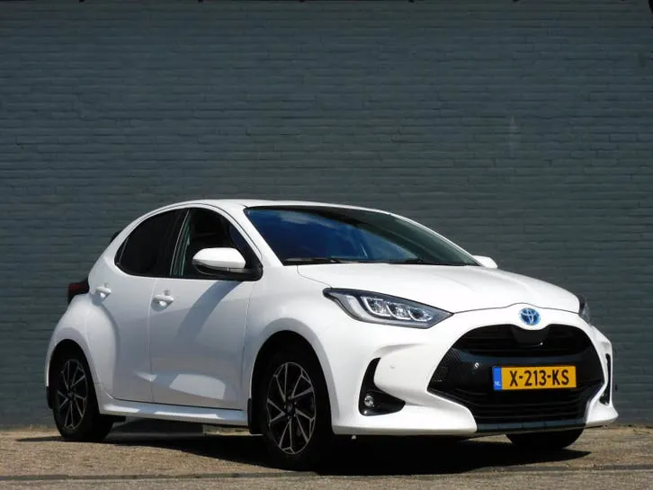 Toyota Yaris 2023 photo 2