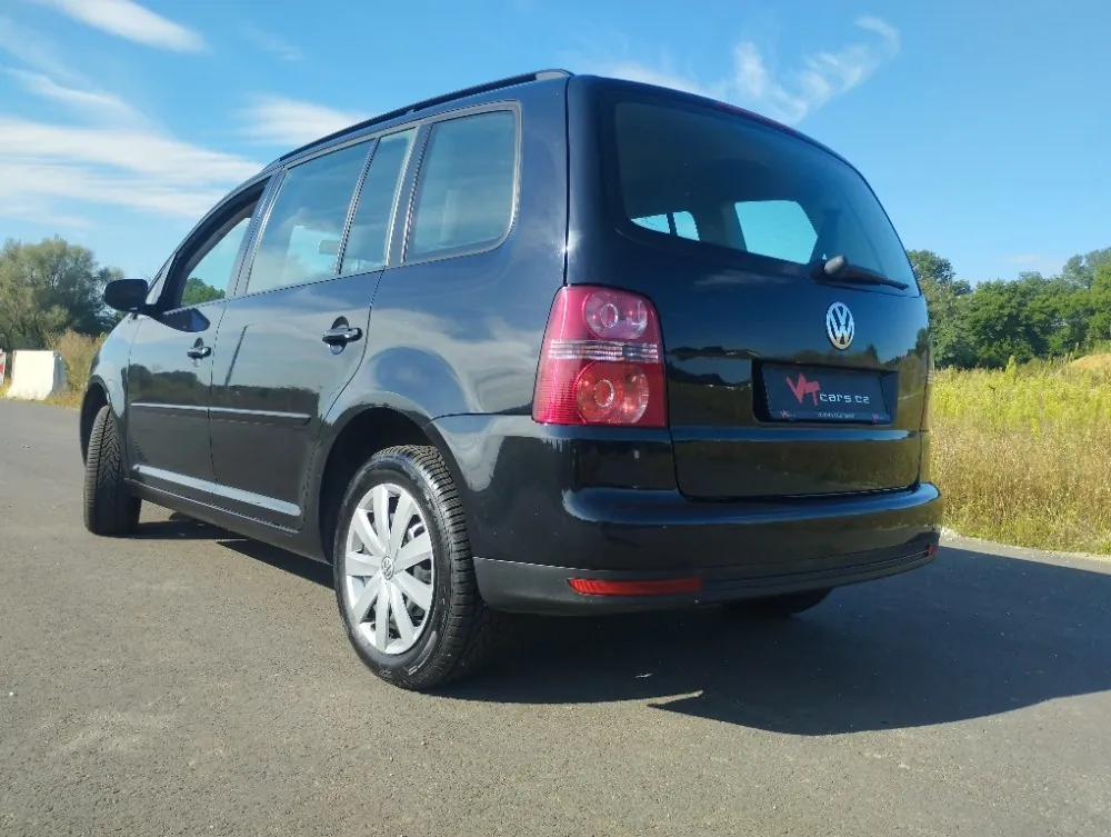 Volkswagen Touran 2010 photo 2