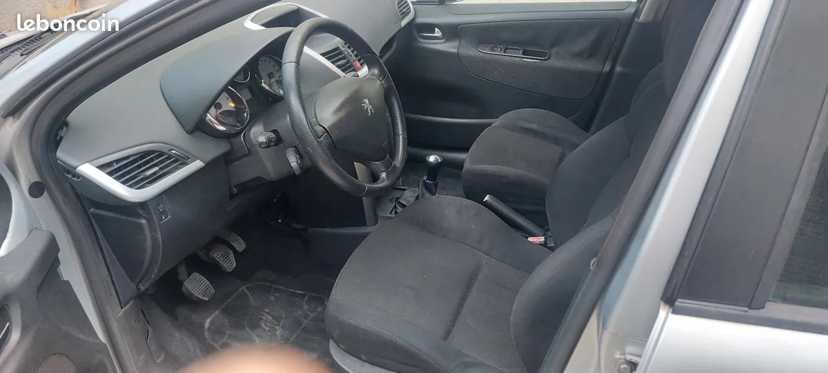 Peugeot 207 2006 photo 3